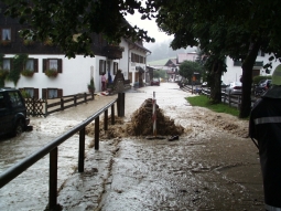 Überflutete Straßen durch überlastete Kanalisation