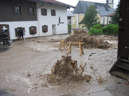 Überfluteter Hausbachweg oberhalb der Kirche