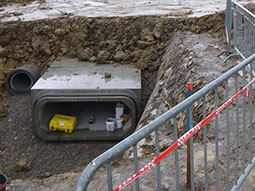 Entlang der Chiemseestraße wird ein neuer unterirdischer Bachlauf aus rechteckigen Kastenprofilen verlegt