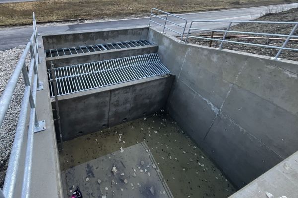 Das fertiggestellte Auffangbecken enthält drei Kammern.