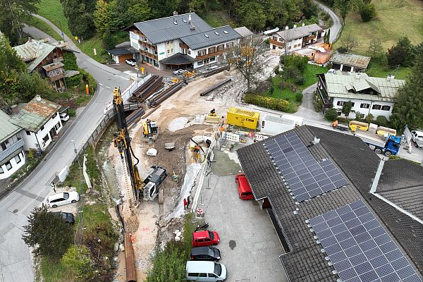 Die Baustelle schreitet voran. So werden in kleinen Abschnitten Spundwände für die Bauwasserhaltung eingerammt.