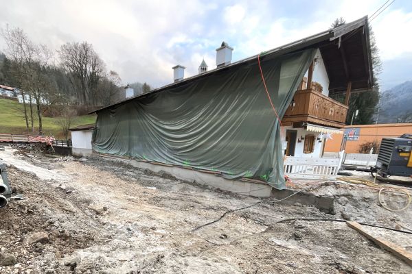 Bestehende Häuser wie dieses müssen unterfangen werden, um Setzungen zu vermeiden. Erst dann kann gegraben werden.