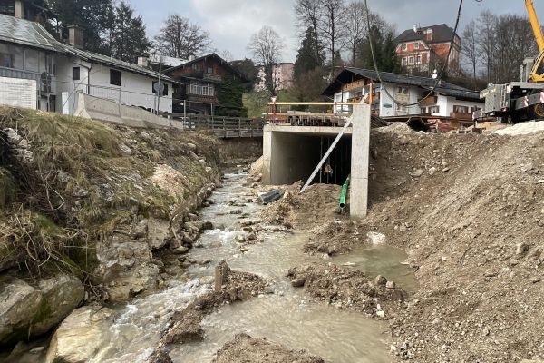 Hier ist das Ende des betonierten Gerinnes zu sehen. Links wird die Uferverbauung wiederhergestellt, rechts neu gemacht.