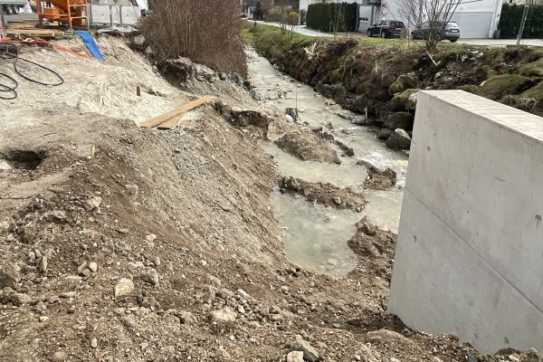 Hier der Ausgang des neuen Gerinnes zu sehen - und im weiteren Verlauf der Gerner Bach in seiner ursprünglichen Form.