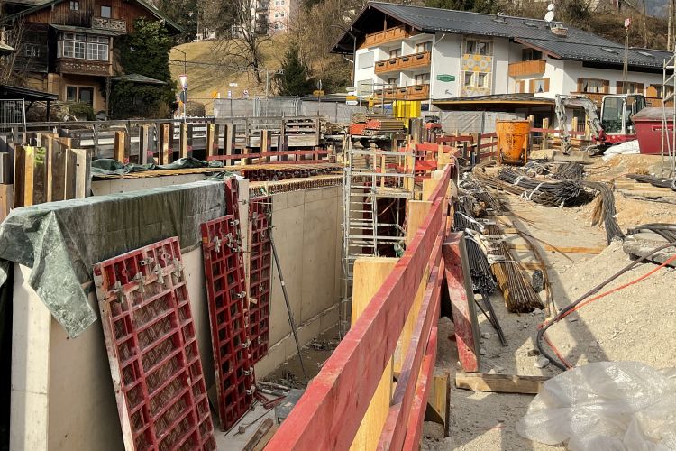 Blick von oben auf die Baustelle zum Hochwasserschutz am Gerner Bach.