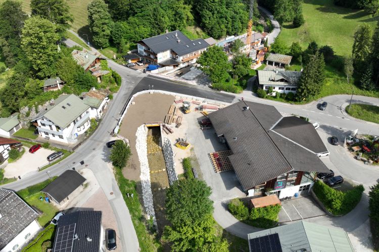 Blick von oben auf die Baustelle zum Hochwasserschutz am Gerner Bach.