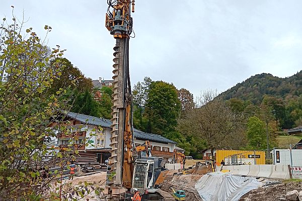 Mit einem großen Bohrgerät wird der Untergrund aufgelockert, um später Stahlträger bis zu elf Meter tief einbringen zu können.