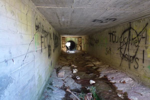 Verrohrung unter der Brücke der B20. Blick in die Verrohrung unter der Brücke der B20.