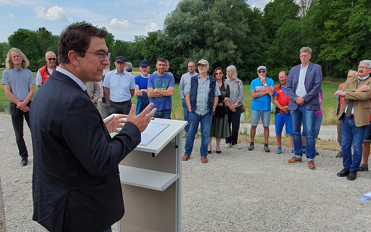 Bernhard Lederer, Chef des Traunsteiner Wasserwirtschaftsamtes, spricht bei der Einweihung. Bernhard Lederer, Chef des Traunsteiner Wasserwirtschaftsamtes, spricht bei der Einweihung.