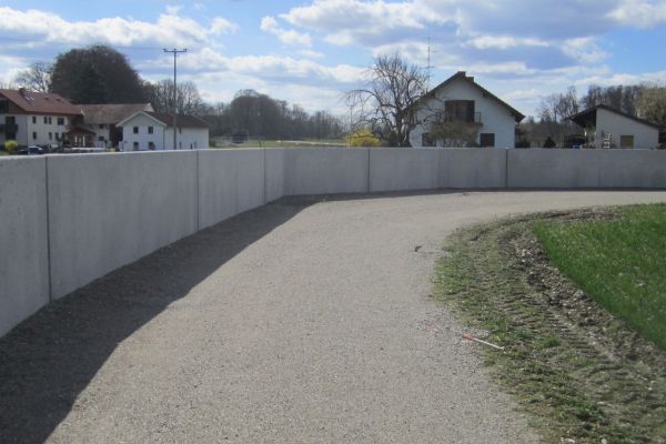 Die Hochwasserschutzmauer für den Ortsteil Au. Die Hochwasserschutzmauer für den Ortsteil Au.