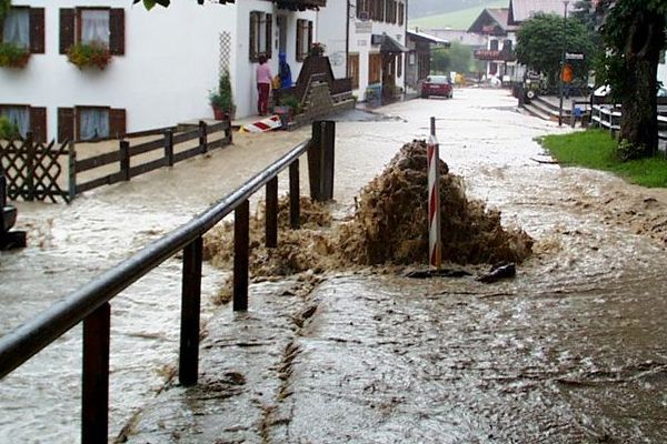 Hochwasser mitten im Ort