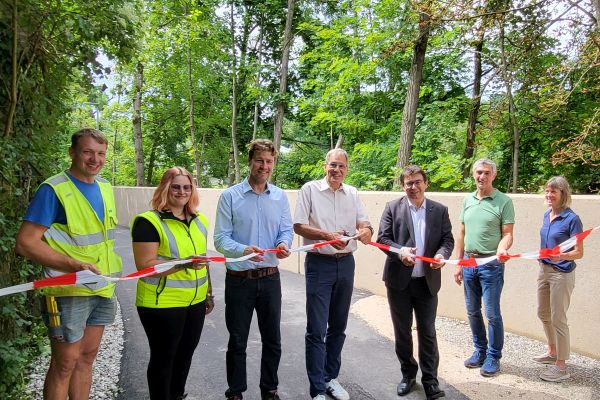 Eröffnung Fuß- und Radweg Saliterau: Trostbergs Bürgermeister Karl Schleid (Vierter v.l.) durchschneidet das Absperrband, gemeinsam mit Bernhard Lederer, dem Leiter des Traunsteiner Wasserwirtschaftsamtes (Fünfter v.l.). An der Wiedereröffnung des Fuß- und Radweges nahmen zudem teil (v.l.): Polier Michael Grebien; Bauleiterin Jaqueline Kröll; Bauleiter Tobias Nöring; Gerhard Kühnhauser vom Wasserwirtschaftsamt Traunstein sowie Astrid Thamm, die Leitern der Tiefbau-Abteilung im Bauamt der Stadt Trostberg.
Eröffnung eines Radweg-Teilstückes in der Saliterau