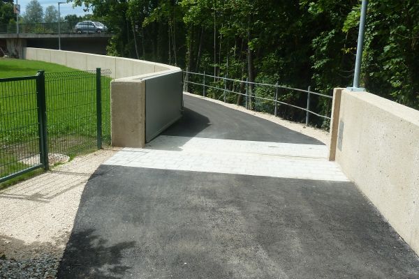 Dieser Durchlass ist Teil des Radweges in der Saliterau. Droht Hochwasser, kann er mit einem Tor verschlossen werden. Durchlass im Radweg Saliterau