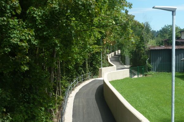 Entlang des Radweges in der Saliterau sorgen alle 60 Meter Laternen für eine gute Beleuchtung. Beleuchtung Radweg Saliterau