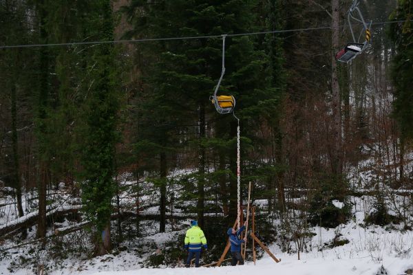 Um den vorgeschriebenen Sicherheitsabstand zum geplanten Ablenkdamm unter der Seilbahn einhalten zu können, war ein Belastungsversuch notwendig. Gemeindsam mit den Betreibern der Hochplattenbahn wurde das maximale Durchschwingen der Sessel bei Anfahrt und Stopp ermittelt. Versuch an der Seilbahn