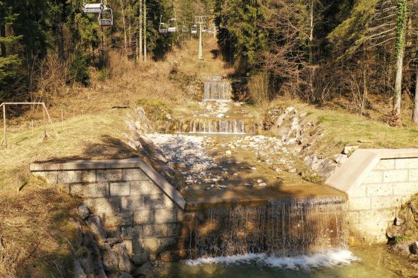 Bereits im Jahr 2017 erneuerten Arbeiter unserer Flussmeisterstelle Traunstein eine der Wildbachsperren. Unterhalb dieser Sperre wird das neue Gerinne ins Rückhaltebecken an. Bildunterschrift Bild 4