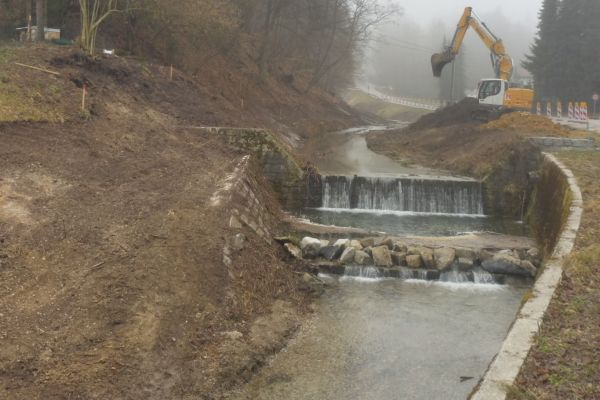 Die Arbeiten zum Hochwasserschutz im Peracher Ortsteil Hundmühl haben begonnen. Das Bild zeigt den Hauzingerbach sowie die teilgesperrte Kreisstrasse AÖ 8.
