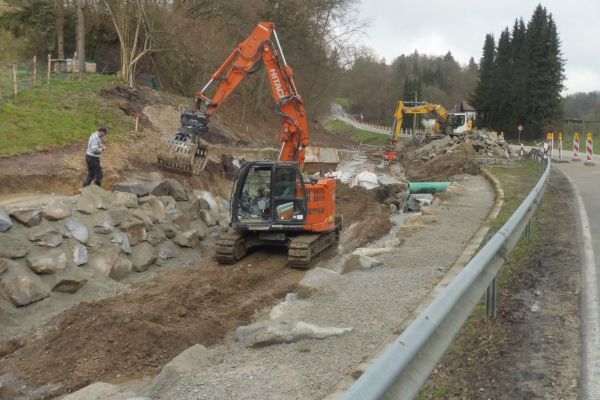 Ein Blick auf die Baustelle am Weitbach, oberhalb der Zufahrt zum Anwesen Schlagberg 95.