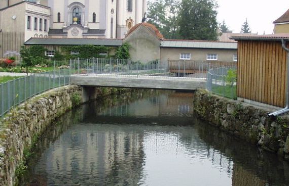 Der Mörnbach fließt mitten durch die Stadt.