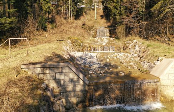 Der Tennbodenbach verläuft zum Teil unterhalb der Seilbahn rauf zur Hochplatte.