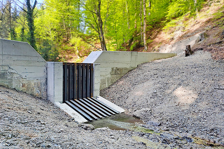 Neue Sperre I Bei der erneuerten Sperre I sorgt die V-förmige Sperrenkrone bei Hochwasser für einen kontrollierten Ablauf