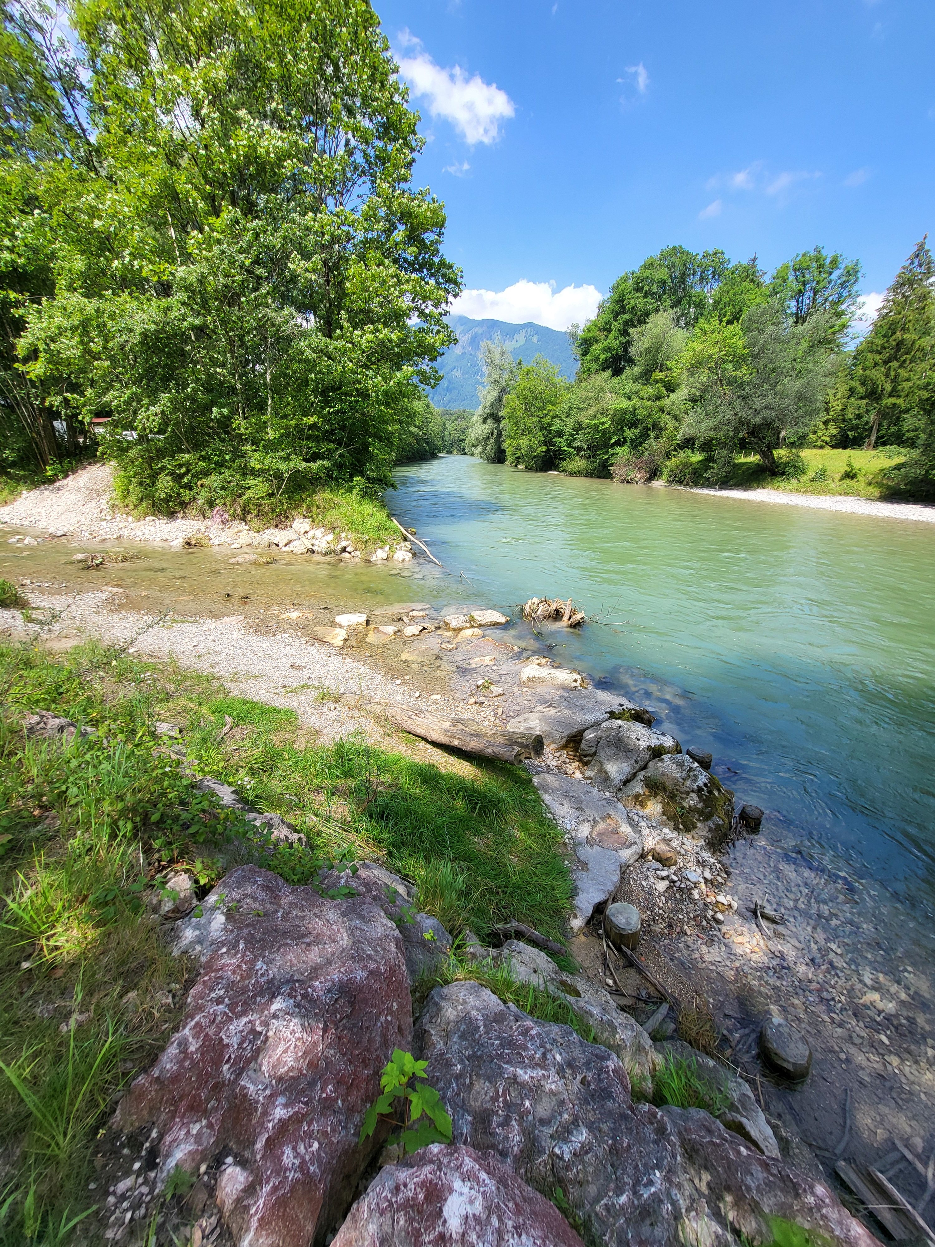 Die Mündung vom Wössener Bach in die Tiroler Achen ist neu gestaltet. Fische können sie durchschwimmen.