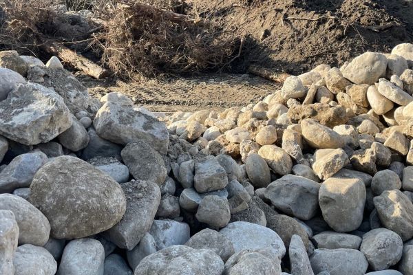 Für die Arbeiten wurde ein Baustofflager eingerichtet. Die Wasserbausteine werden genutzt, um die bestehende Mündung in den Inn zu schließen.