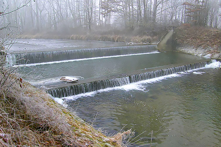 Das Wasser der Isen fällt über zwei Staustufen.