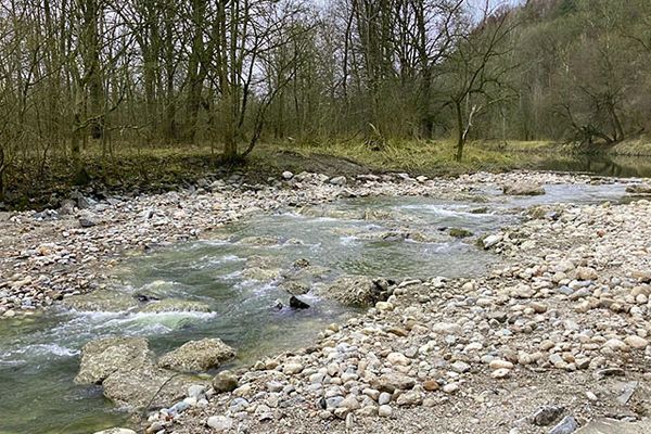 Aus der Steinschüttung ist eine Sohlgleite entstanden. Fische können sie ohne Probleme durchschwimmen.