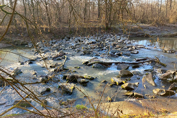 Große Granitsteine rgen aus dem Wasser.