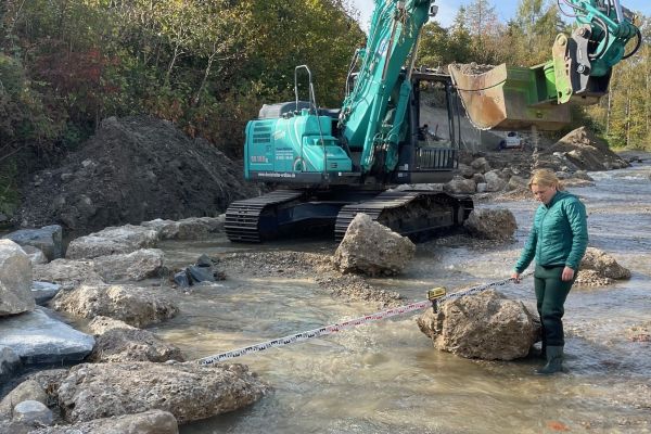 Die Projektleiterin nimmt Maß: Hier soll eine Insel im Wasser entstehen. Die Projektleiterin nimmt Maß: Hier soll eine Insel im Wasser entstehen.