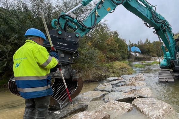 Das Anordnen der Steine im Wasser erfordert Präzision. Das Anordnen der Steine im Wasser erfordert Präzision.