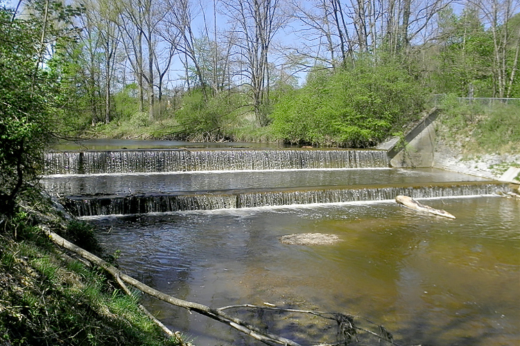 Das Wasser der Isen fällt über zwei Staustufen.