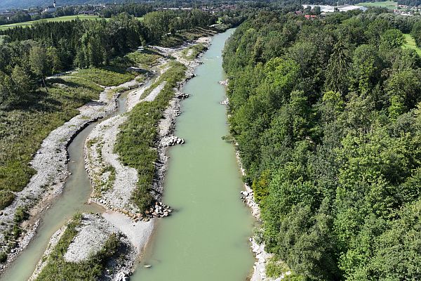 Die Drohnenaufnahme zeigt, wie sehr sich das Flussbett und die Ufer bereits verändert haben. 