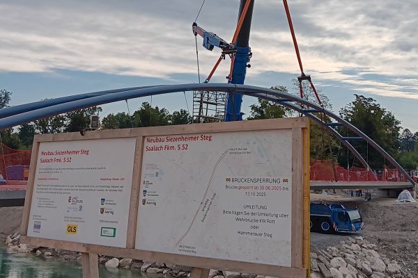 Die Bautafel erklärt das Projekt und nennt die Beteiligten.