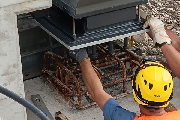 Detailarbeit am Brückenkopf.