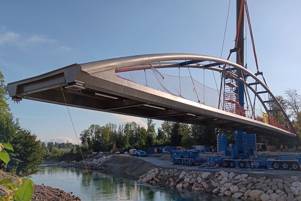 Die neue Brücke schwebt ein.