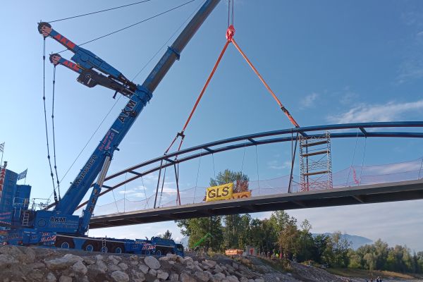 Einbau der neuen Brücke über die Saalach.