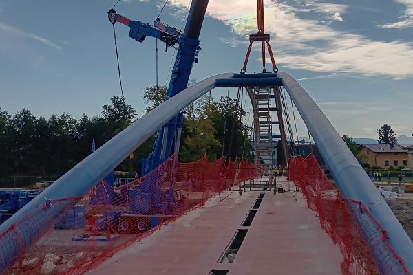 Die neue Brücke, breit genug für Fußgänger und Radfahrer.