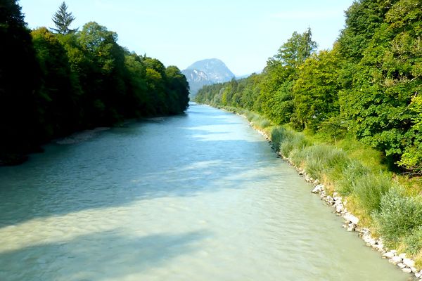 Die verbauten Ufer lassen die Saalach wie einen Kanal wirken. Ökologisch ist das nicht sinnvoll. Aufgrund der verbauten Ufer wirkt die Saalach an vielen Stellen wie einen Kanal. Ökologisch ist das nicht sinnvoll.