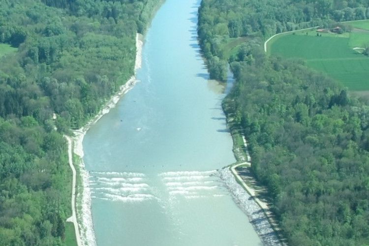 Die Salzach im Freilassinger Becken, Blickrichtung Süden. Im Vordergrund die im Jahr 2010 fertiggestellte Sohlrampe zur Stabilisierung des Flussbetts. Foto: Gewässerbezirk Braunau