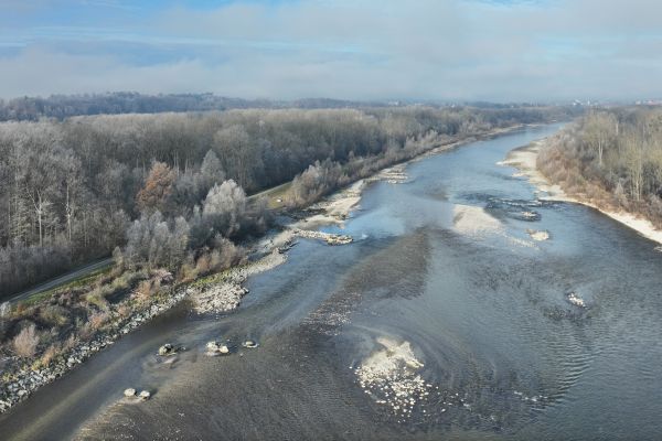 Die Drohnenaufnahme aus dem Jahr 2025 zeigt den Bereich unterhalb der Sohlrampe. Zu sehen sind weiche Ufer, die bereits beim Rampenbau 2009/10 umgesetzt wurden. In ähnlicher Form sollen sich auch die Ufer oberhalb der Rampe durch die geplanten Maßnahmen entwickeln. Bildunterschrift Bild 1