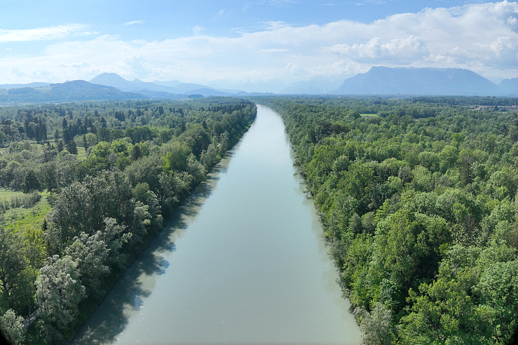 Luftaufnahme der begradigten Salzach