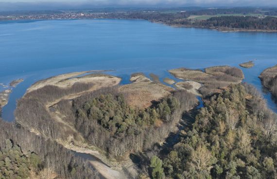 Drohnenaufnahme des Achendeltas am Chiemsee.