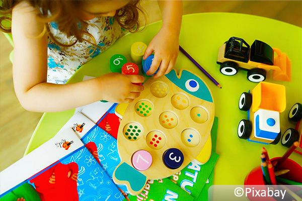 Wir haben ein Kinderprogramm vorbereitet, unter anderem mit Leseecke, Spielen und Kinderschminken