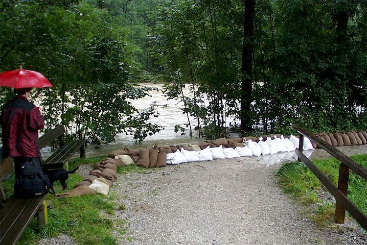 Sandsäcke sollen das Wasser aufhalten.