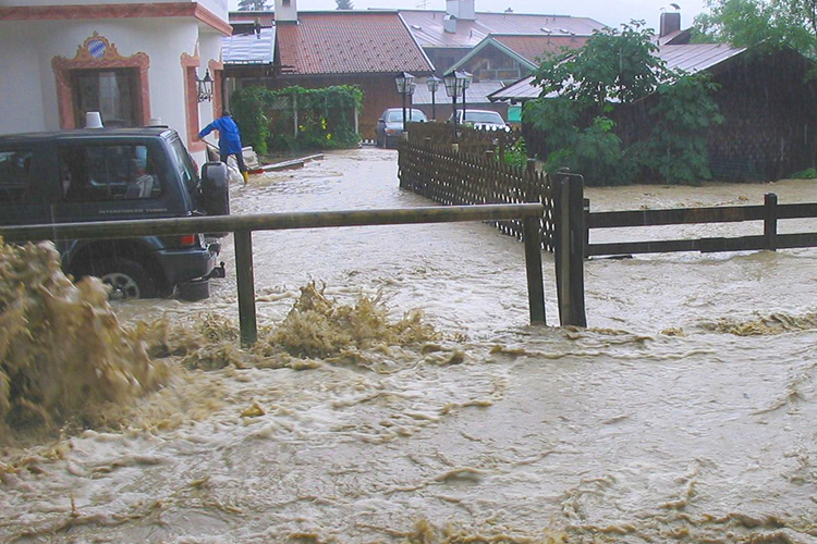 In Reit im Winkl verschwinden Straßen unter den Wassermassen.