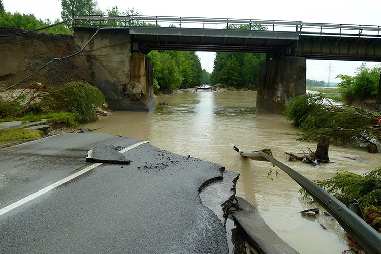 In Übersee sorgt das Wasser des Rothgraben für Schäden.