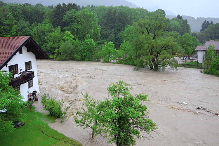 Trioler Ache sorgt für Überflutungen im Ortsteil Wuhrbichl in Marquartstein.