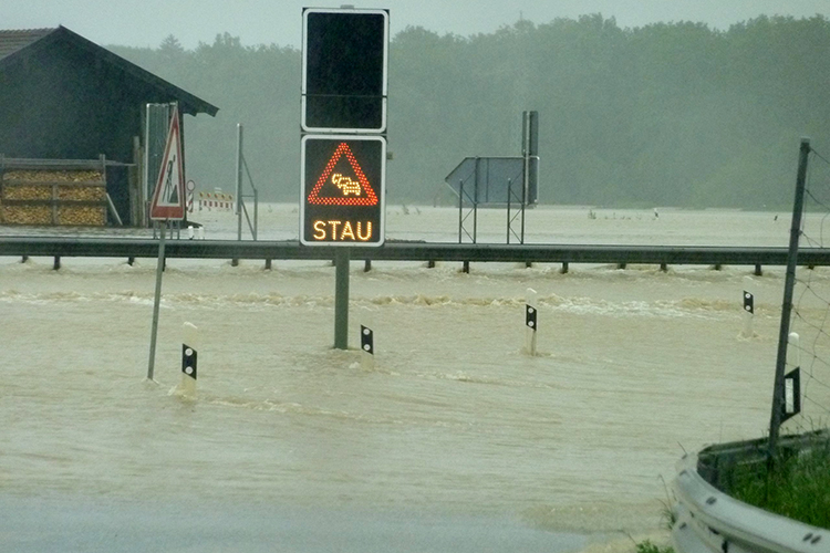 Die Autobahn A8 bei Grabenstätt versinkt im Wasser.